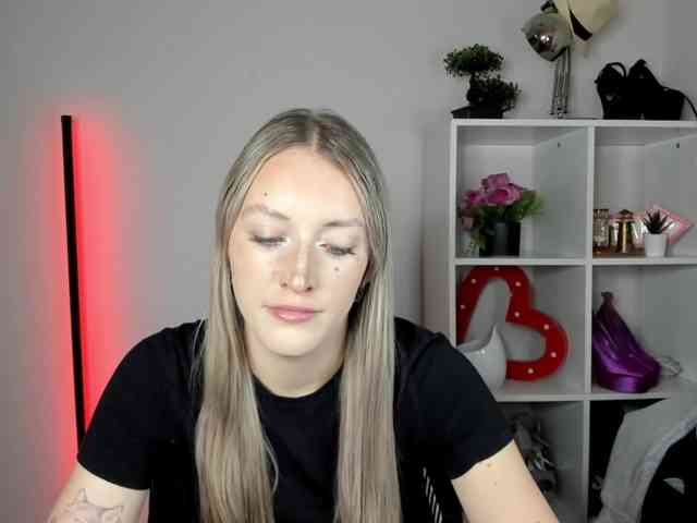 EvelynBlond Live Webcam on BongaCams