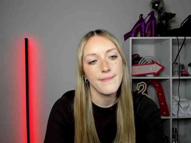EvelynBlond26 webcam