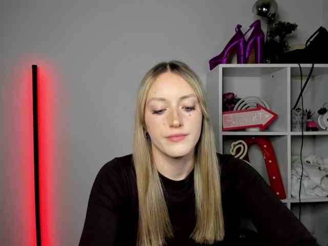 EvelynBlond26 webcam