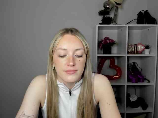 EvelynBlond26 webcam
