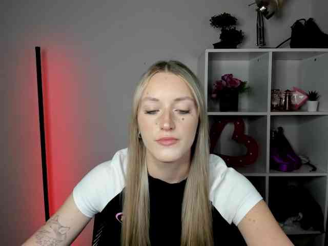 EvelynBlond26 webcam