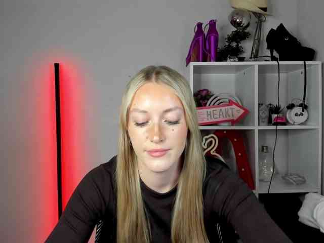 EvelynBlond26 webcam