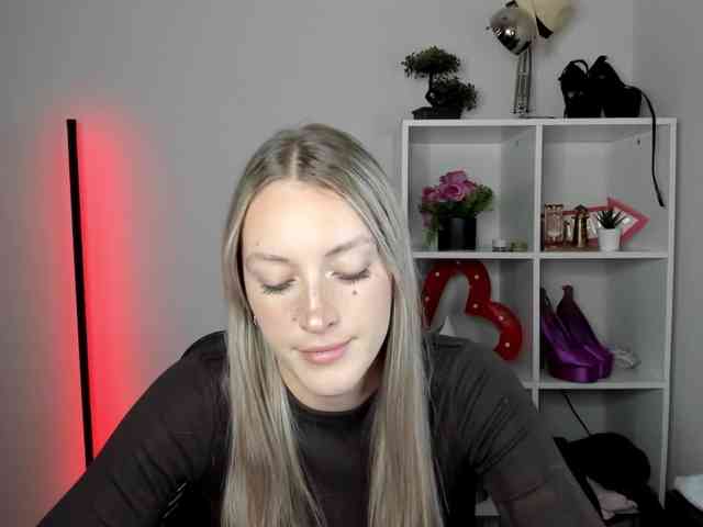 EvelynBlond26 webcam