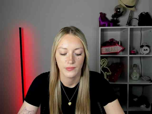 EvelynBlond26 webcam