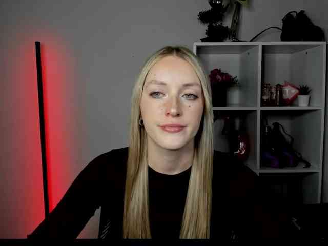Model: EvelynBlond26