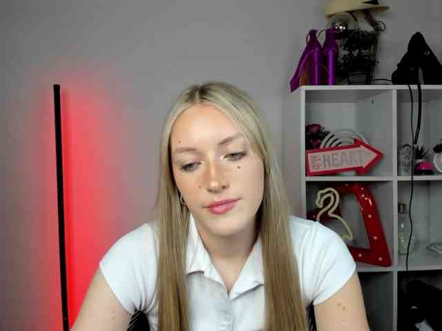 EvelynBlond26 webcam