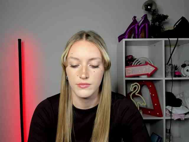 EvelynBlond26 webcam