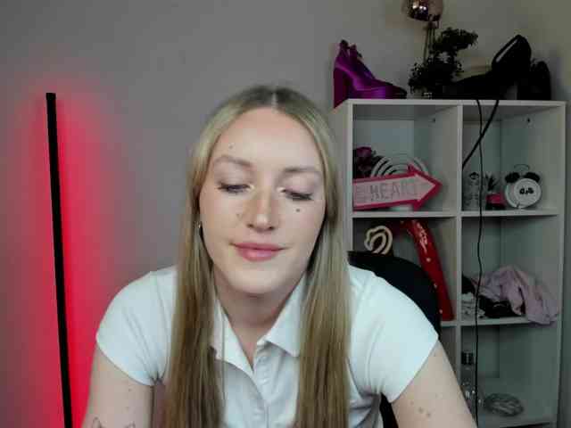 EvelynBlond26 webcam