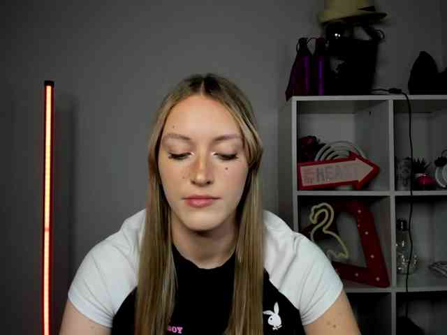 Model: EvelynBlond26