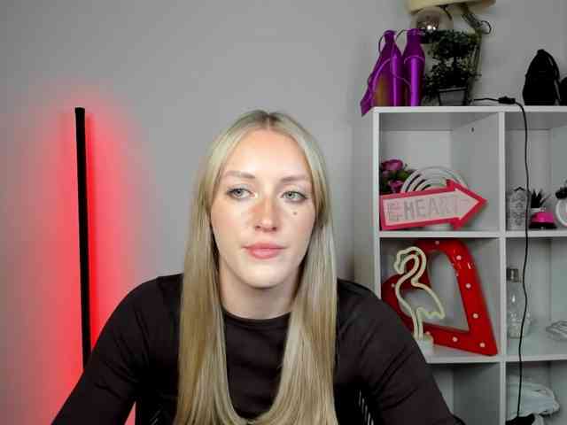 EvelynBlond26 webcam