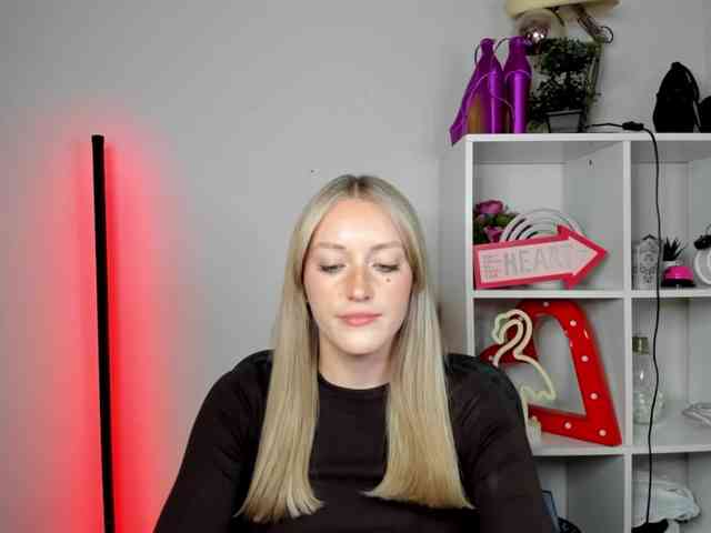EvelynBlond26 webcam