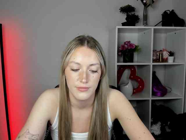 EvelynBlond26 webcam