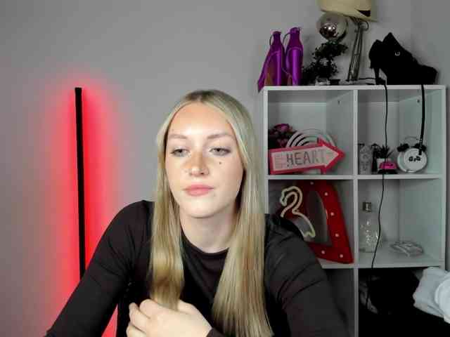 EvelynBlond26 webcam