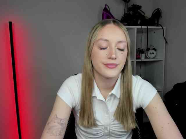EvelynBlond26
