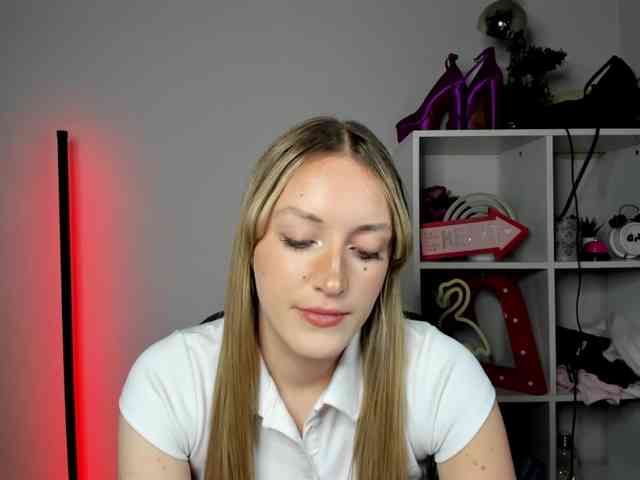 EvelynBlond26 webcam