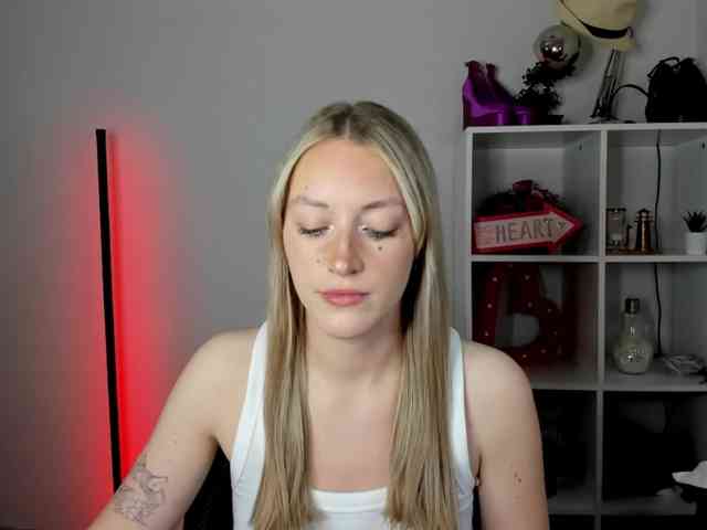 EvelynBlond26 webcam
