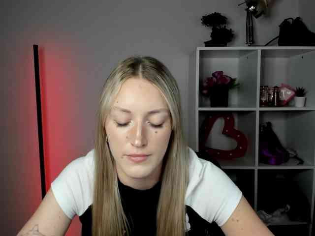 EvelynBlond26 webcam