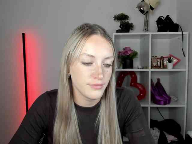 EvelynBlond26 webcam