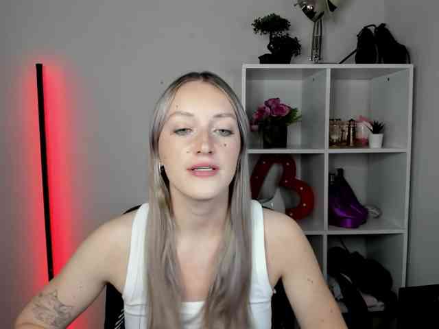 EvelynBlond26 webcam