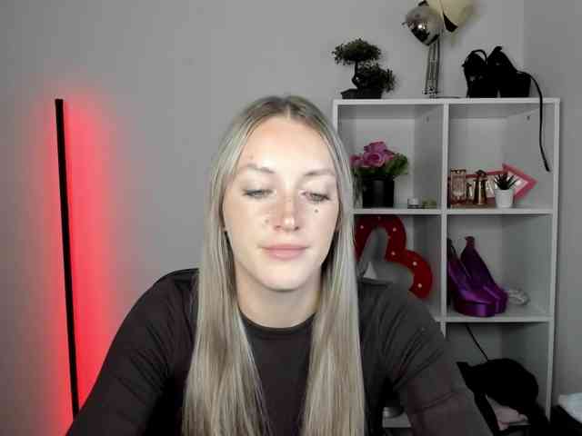 EvelynBlond26 webcam