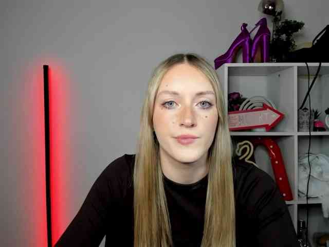 EvelynBlond26 webcam