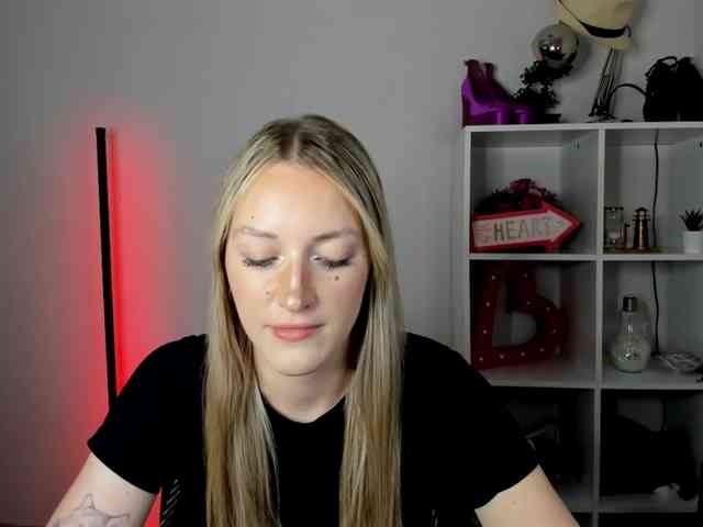EvelynBlond26 webcam