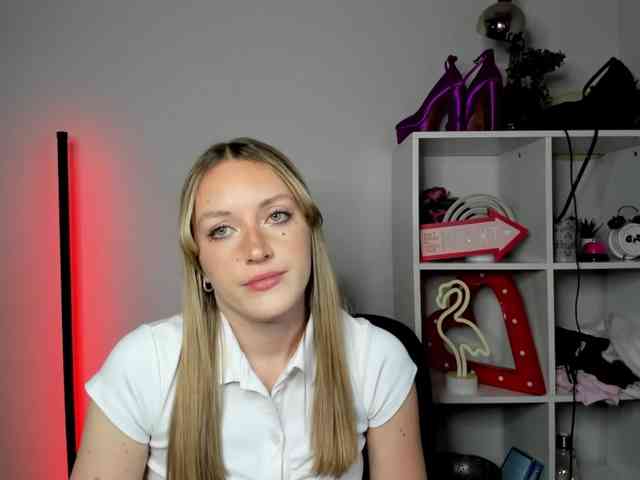 EvelynBlond26 webcam