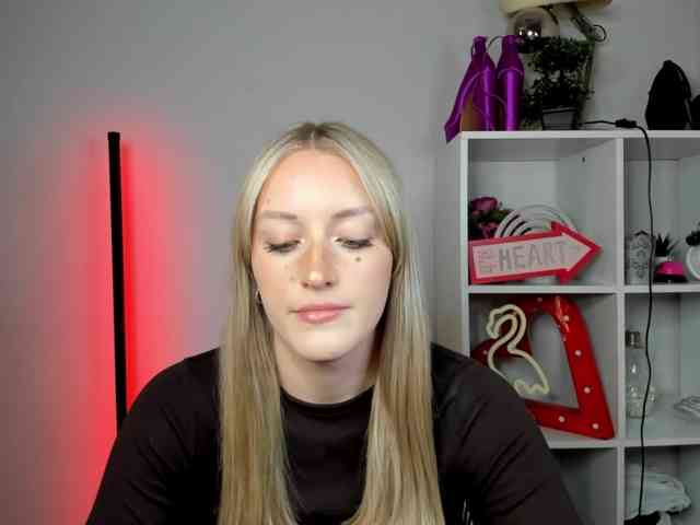 EvelynBlond26 webcam