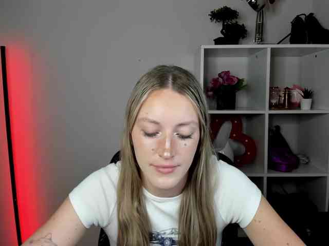 EvelynBlond26 webcam