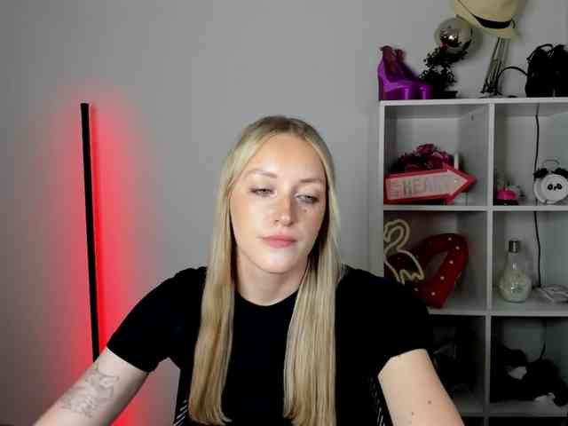 EvelynBlond26 webcam
