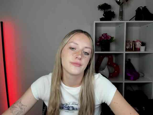 EvelynBlond26 webcam