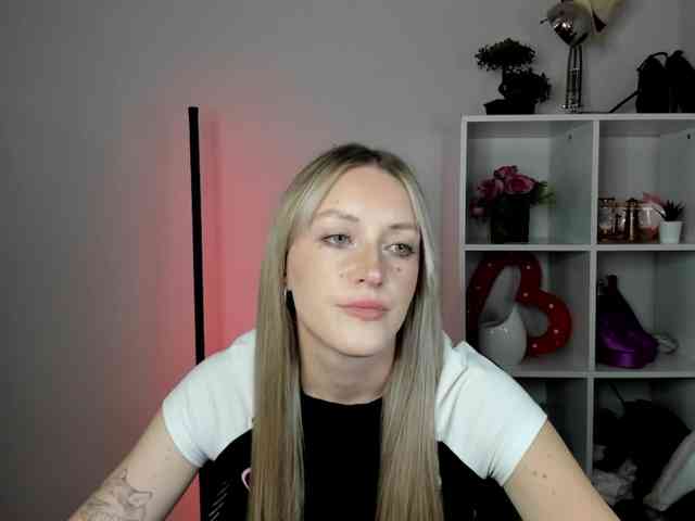 EvelynBlond26 webcam