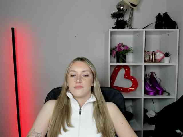 EvelynBlond26