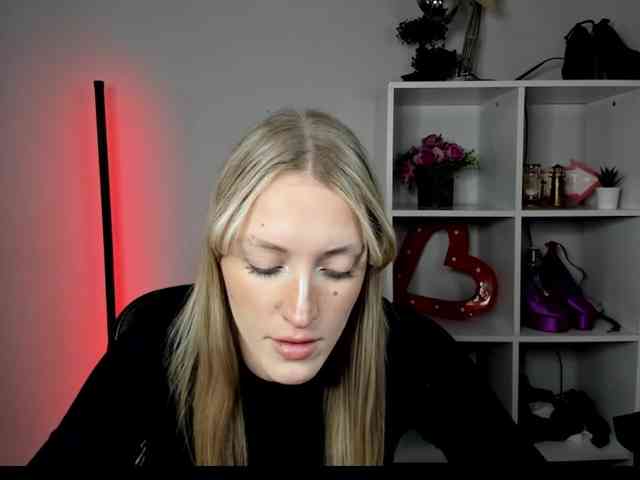 Model: EvelynBlond26