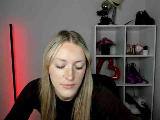 EvelynBlond26 webcam