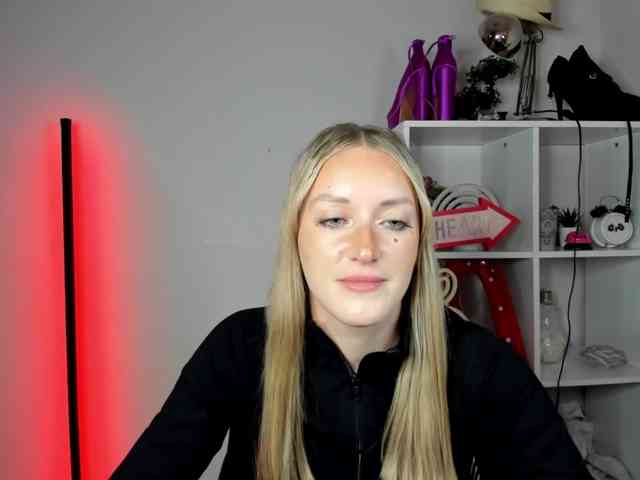 EvelynBlond26 webcam