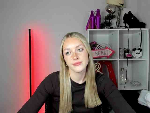 EvelynBlond26 webcam