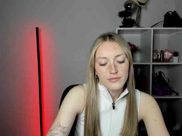 Model: EvelynBlond26
