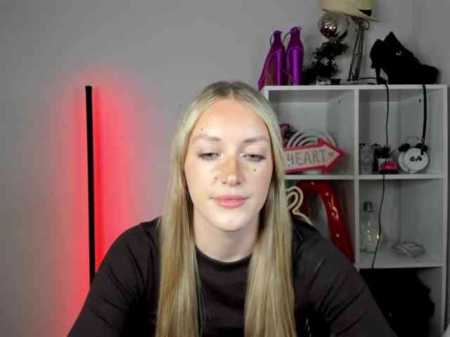 EvelynBlond26 webcam