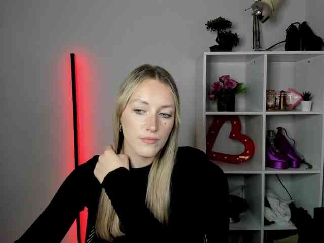 EvelynBlond26 webcam