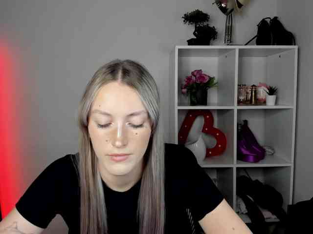 EvelynBlond26 webcam