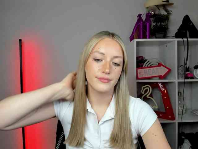EvelynBlond26 webcam