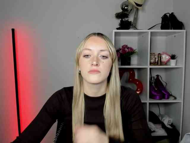 EvelynBlond26 webcam