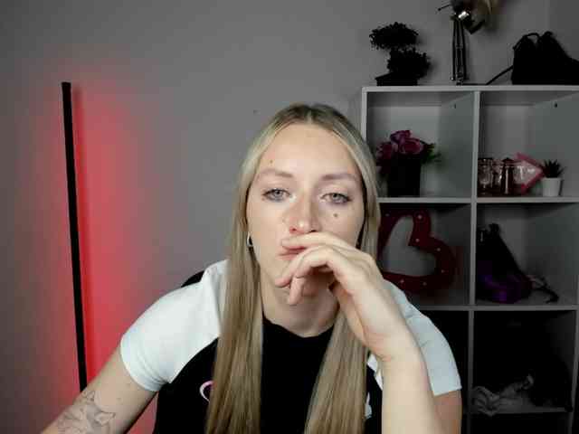 EvelynBlond26 webcam