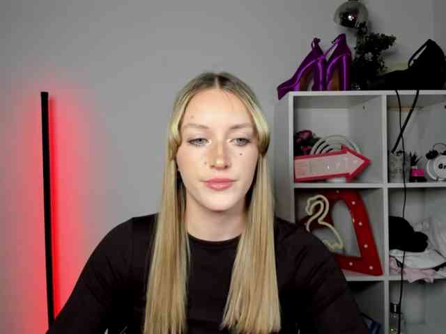 EvelynBlond26 webcam