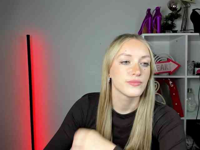 EvelynBlond26 webcam