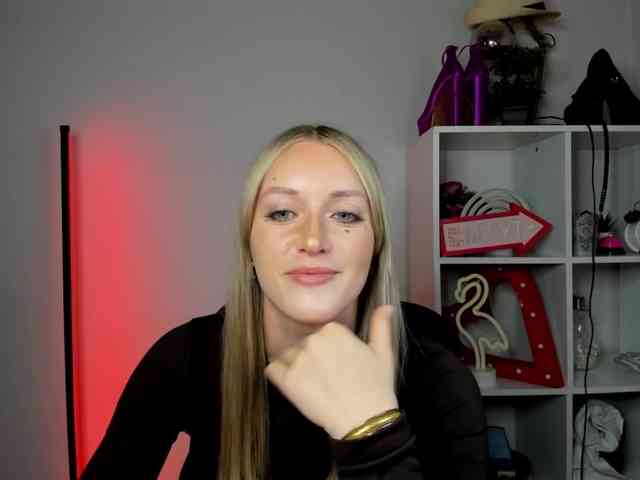 EvelynBlond26 webcam