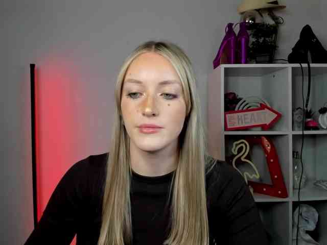 EvelynBlond26 webcam