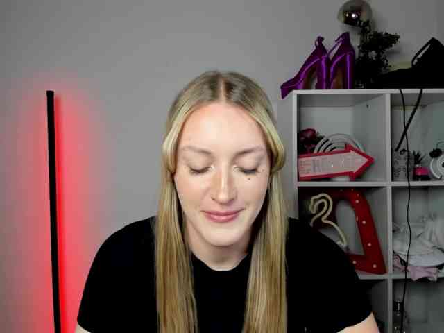 EvelynBlond26 webcam