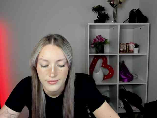 EvelynBlond26 webcam